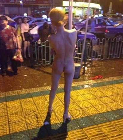 <em>裸女</em>街上走秀一小时+路人疯狂拍照无人制止(组