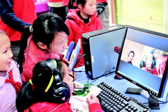 郎德小学学生正在用电脑与在外打工的父母视频聊天