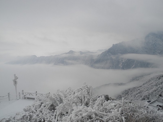 贵州:雪凝天气致梵净山景区暂时关闭营业