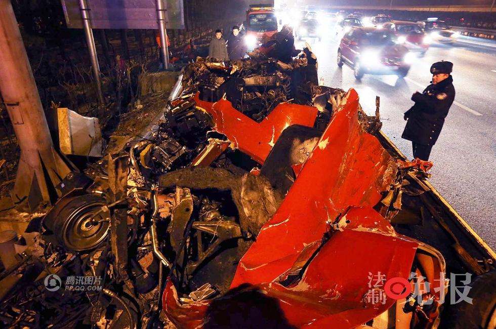 北京一法拉利发生车祸 瞬间成碎片[高清组图]
