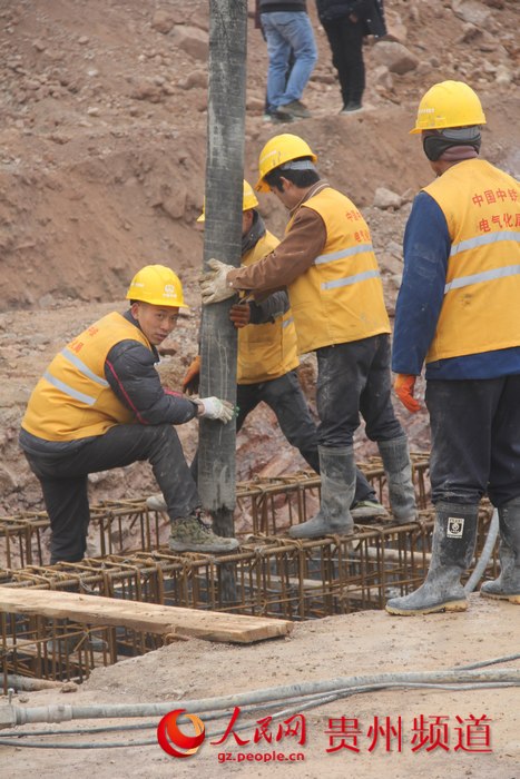 混凝土浇制。汪文富摄