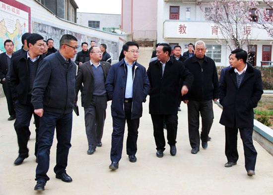 3月4日,市政协副主席,自治县委副书记,县长陈波到威宁九三中学及