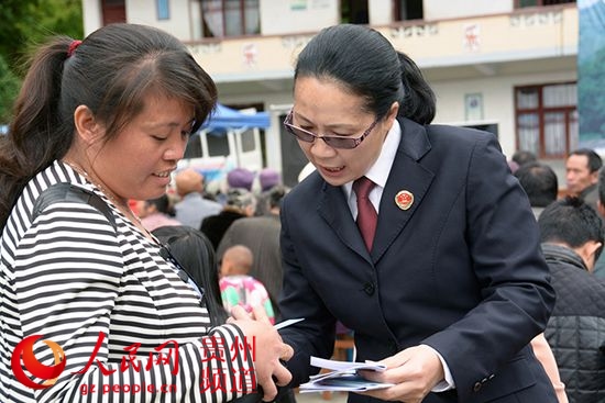 榕江县检察院 送法下乡受欢迎