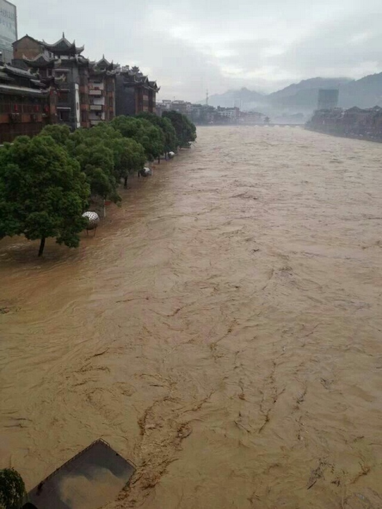 贵州铜仁持续强降雨天气 多地引发山洪受灾