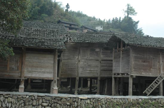地扪侗寨禾仓,建于清朝嘉庆年间.