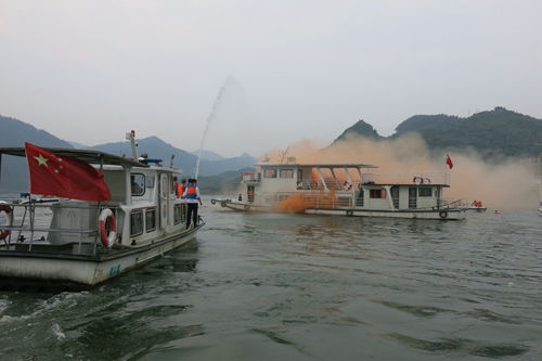 瓮安县举行2014年水上突发事件应急搜救演练