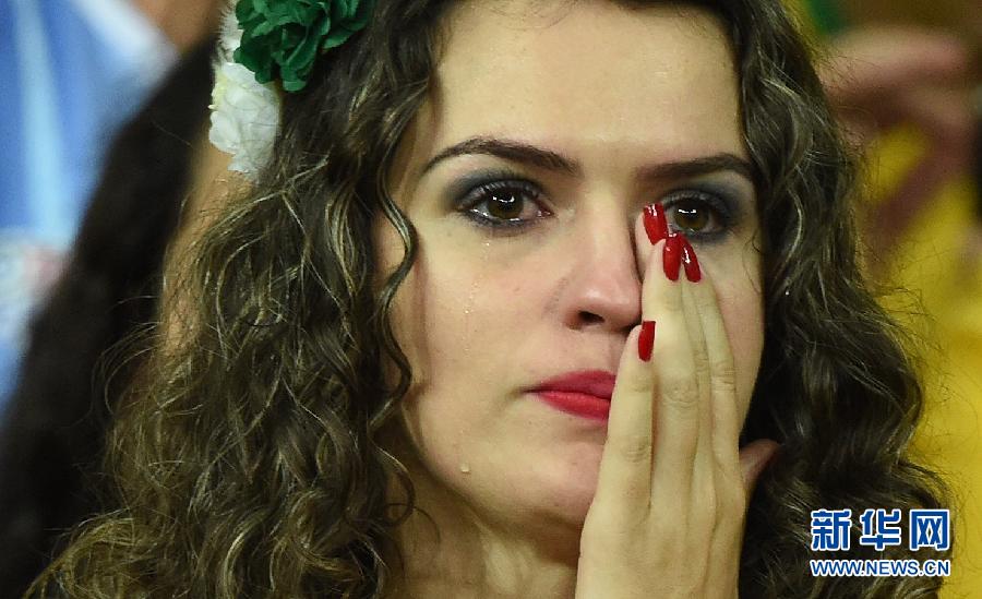 令人揪心的巴西球迷比赛现场痛哭流涕【高清组