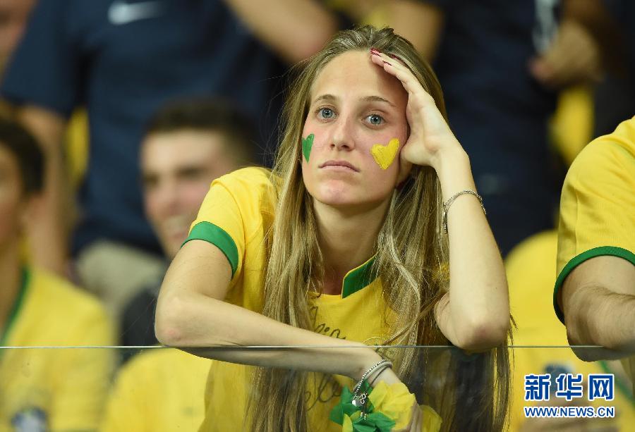 令人揪心的巴西球迷比赛现场痛哭流涕【高清组