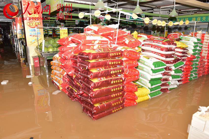 贵州松桃遭遇30年来罕见洪灾 全民救援在行动