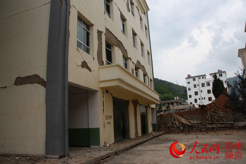 贵州省地震应急救援队徒步挺进鲁甸地震震中区