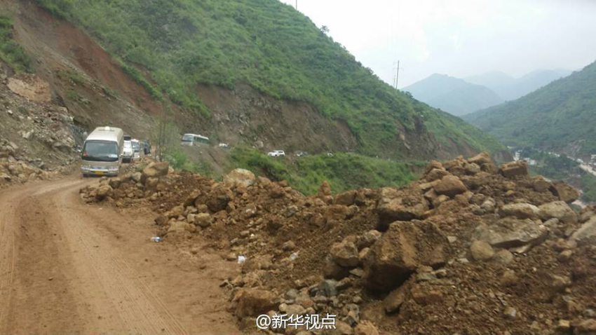 李克强在云南鲁甸地震震中为遇难者默哀
