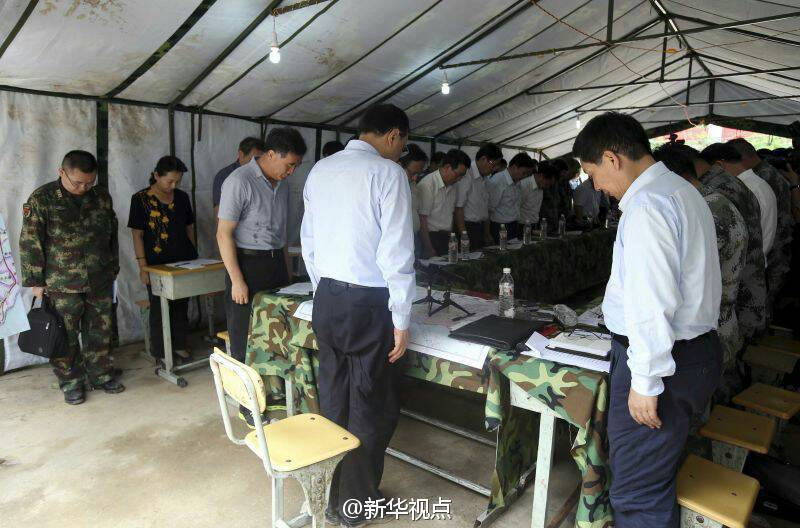 李克强在云南鲁甸地震震中为遇难者默哀