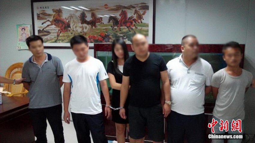 广东一大巴被改成吸毒卖淫“移动会所”(高清组图)【2】