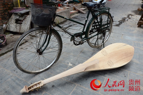 榕江民间艺人制出牛腿琴琴王长度可比自行车