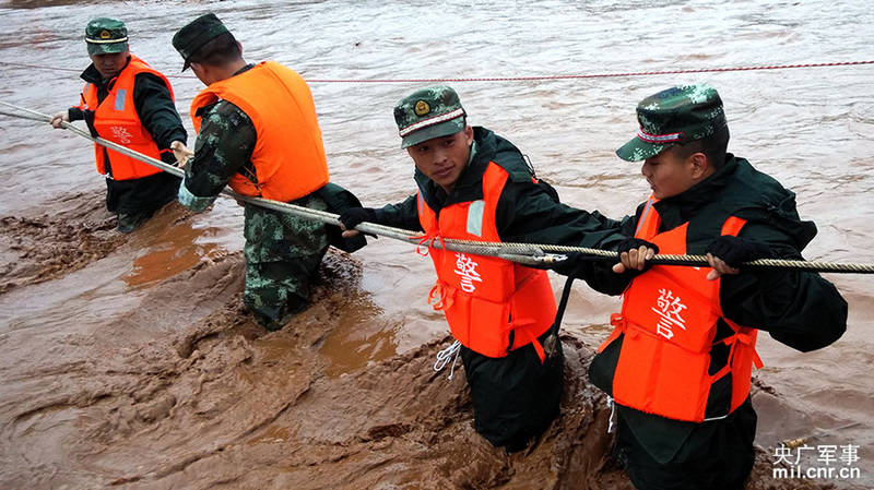 贵州遭暴雨袭击 武警官兵全力抢险转移群众18