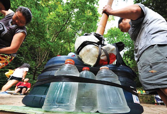 贵阳记忆:黔灵湖畔的背水人(组图)【4】--贵州频道--人民网