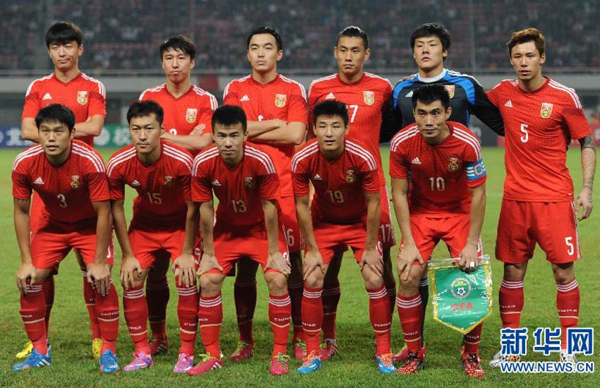 10月14日,中国队首发球员在赛前合影。--新华