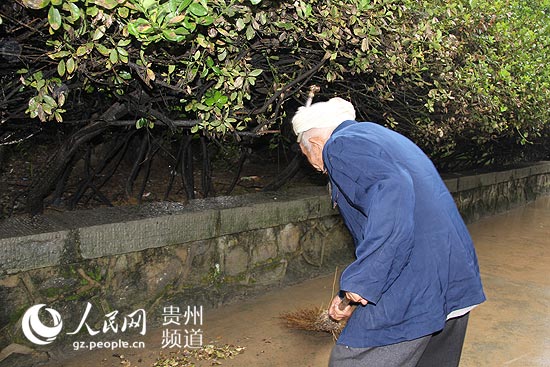 贵州九旬老人刘福昌守护红军烈士陵园43年（组图）