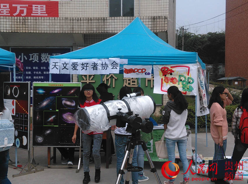 人民网贵阳10月22日电 (龚江锋)开学一月有余,又到了高校社团招新季。近日,贵州大学在各大校区举行了由学生社团联合会主办的百团大战,社团招新活动。 百团招新,各显其能。放音乐拉横幅、挂海报摆奖状、穿服装用道具已经成为了老黄历,一场即兴相声表演、一幅临场作出的书画、一辆现场体验的高性能单车现场展示自己在社团的收获吸引新生的办法在一个个社团中流传。其中,茶道社的现场茶艺展示更是吸引了路过的留学生。