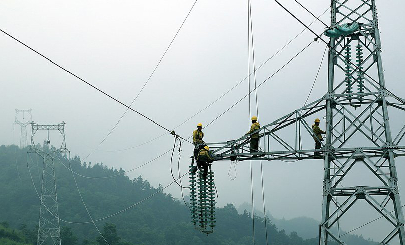 黔送鐵軍助夢高鐵他們是一群默默無聞的電力建設者，他們與電無關，因為他們常年征戰在高山大嶺之間、荒原戈壁之上﹔他們與電有關，因為他們為電力的輸送開山劈道，為千家萬戶輸送光明。他們就是素有“黔送鐵軍”稱號的貴州送變電人。【……詳情】 