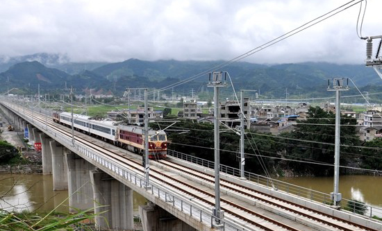榕江段聯調聯試貴廣高鐵貴州段9月18日開始率先進入聯調聯試階段，9月19日，聯調聯試列車進入榕江縣境內，對該段鐵路的軌道、路基、橋梁、隧道、電力牽引供電、通信系統、信號系統、客運服務系統、自然災害及異物侵限監測系統、綜合接地、電磁兼容、振動噪聲、聲屏障共計13個項目進行測試。【……詳情】 