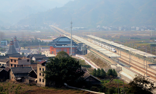 高鐵穿越岩山隧道12月21日，一輛高速動車穿越貴廣高鐵最長的岩山隧道。岩山隧道位於貴州省榕江縣車江萬畝大壩東側，全長14.693千米，是貴廣高鐵所有隧道中最長的、Ⅰ級高風險隧道。【……詳情】 
