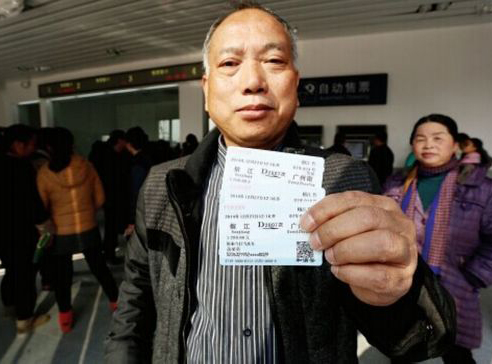 老人在榕江站購買到去廣州的動車票