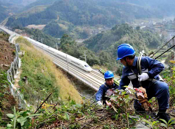 翻山越嶺巡視線路