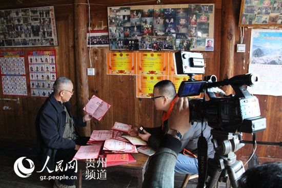 图为摄制组深入西江镇黄里村采访“草鞋记者”张希才的情景 。李雪 摄
