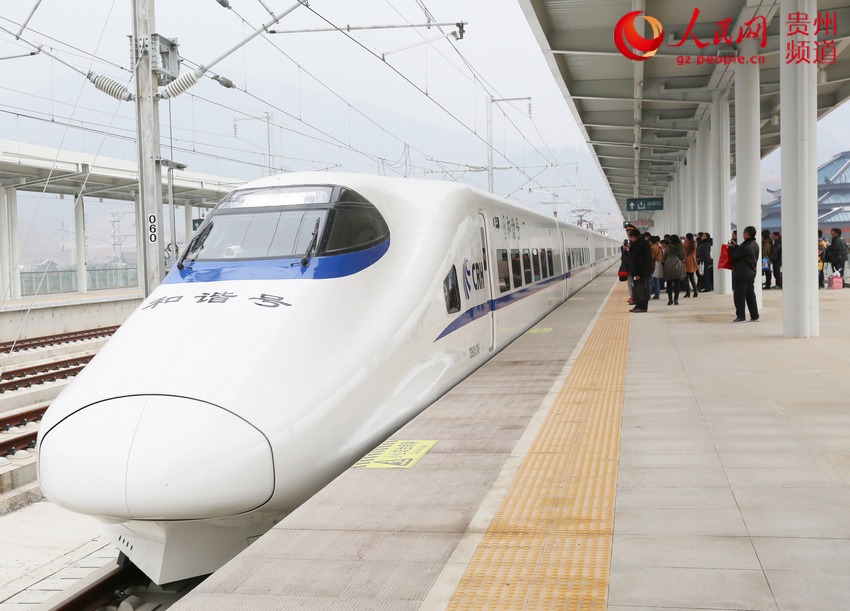 d2906次列车由广州开往贵阳在榕江站停上下客人