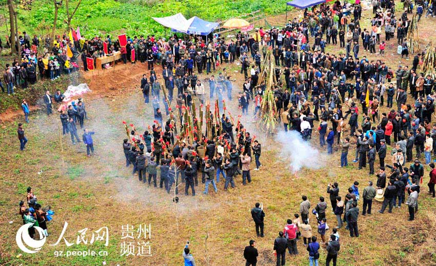 開賽前每支蘆笙隊伍都要進到蘆笙坪裡去亮亮相,一可震懾比賽對手,二是預祝比賽取得好成績。