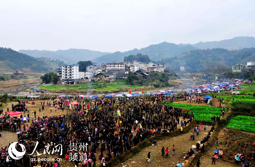 比賽現場人山人海,十分熱鬧。