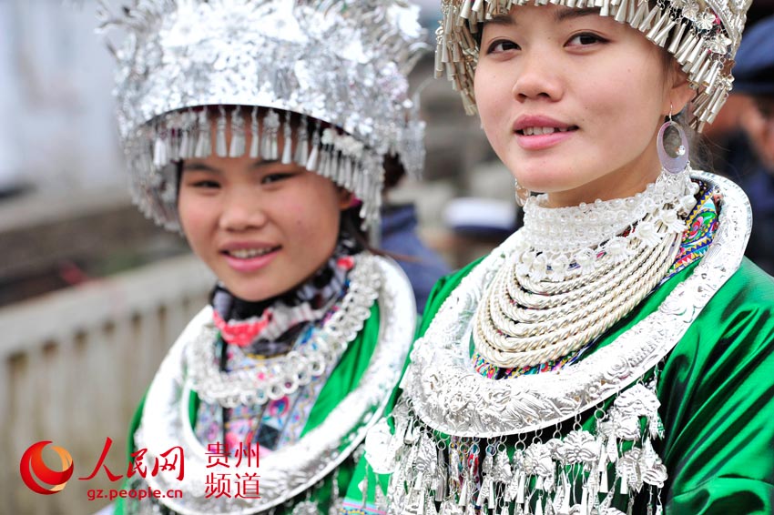 兩個苗族姑娘在看熱鬧。