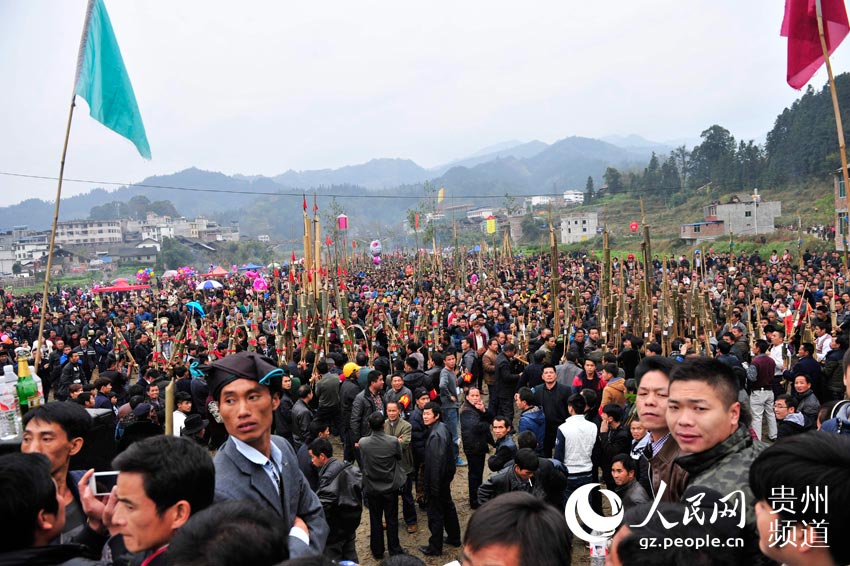 隊員吹奏結束后,大家都在等待遠在幾公裡外裁判的判定勝負。