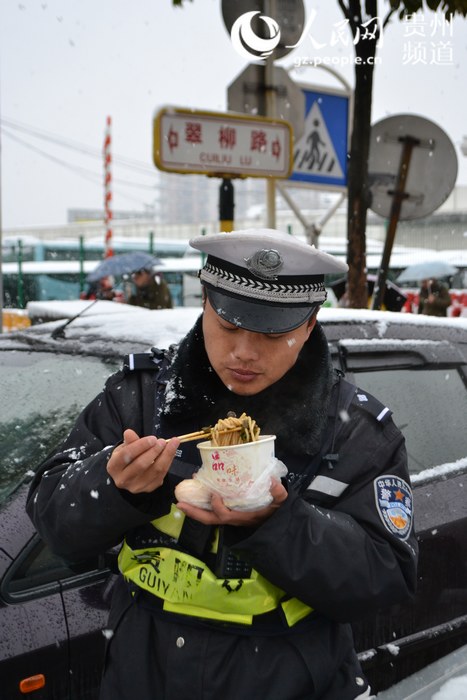 在雪中吃早餐。龍海 攝