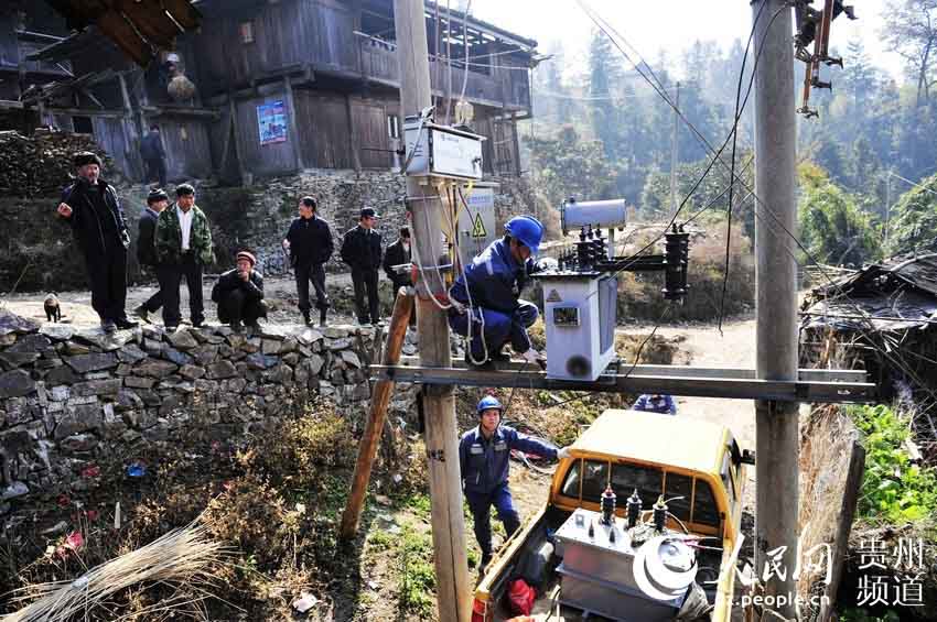 贵州农村保电:春节前做足措施 让群众用电无忧