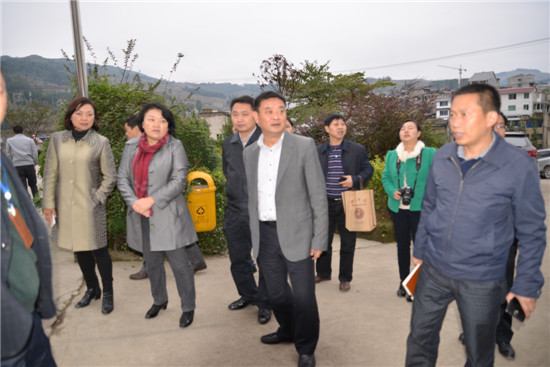 遵义市副市长李莲娜,遵义市教育局党组书记,局长杜富川一行走进绥阳最