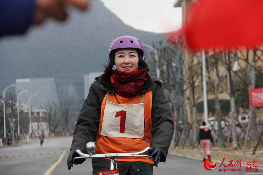 花溪农商银行举行首届迎新春职工自行车比赛