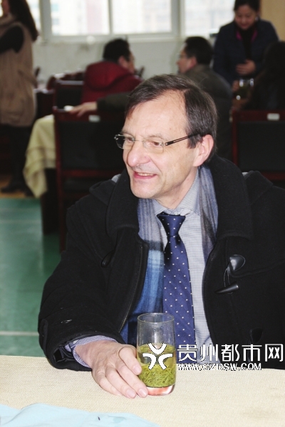 法國ATT公司人員在農委品嘗貴州茶。