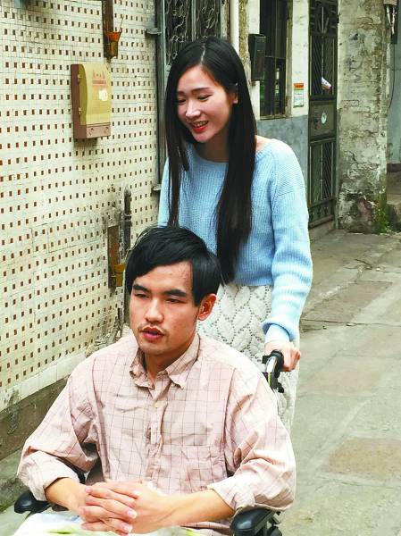 90后美女大学生网恋残疾小伙 三日定情求婚--贵