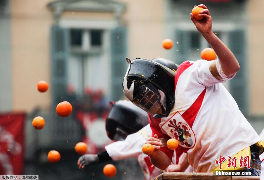 意大利小镇狂欢节 居民互扔橙子乐翻天