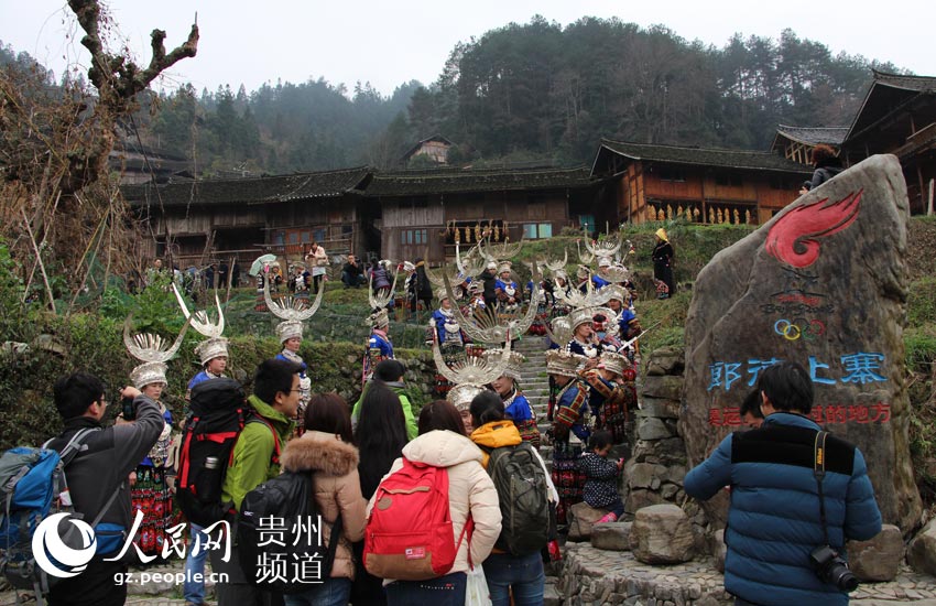 2015年2月22日，到郎德苗寨的游客排起队体验十二道拦门酒。李雪 摄