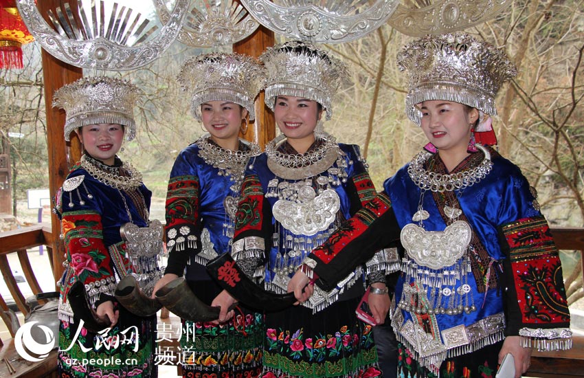 2015年2月22日，郎德苗寨漂亮的敬酒女孩。李雪 摄