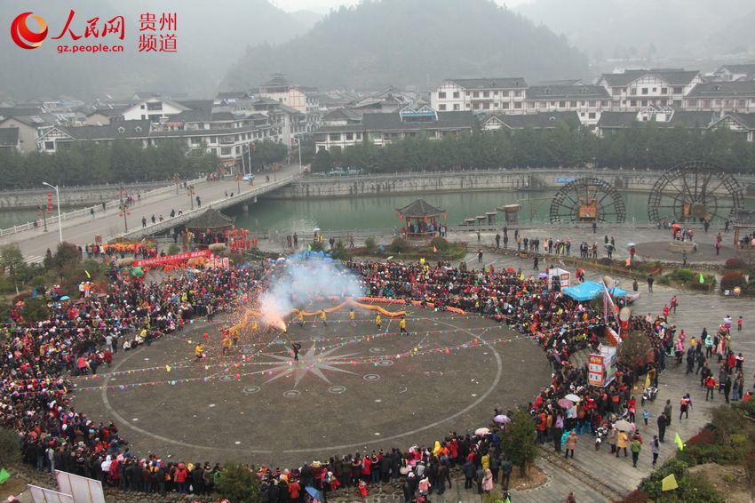 貴州雷山群眾在縣城木鼓廣場舉行舞龍迎元宵,有幾千市民觀看
