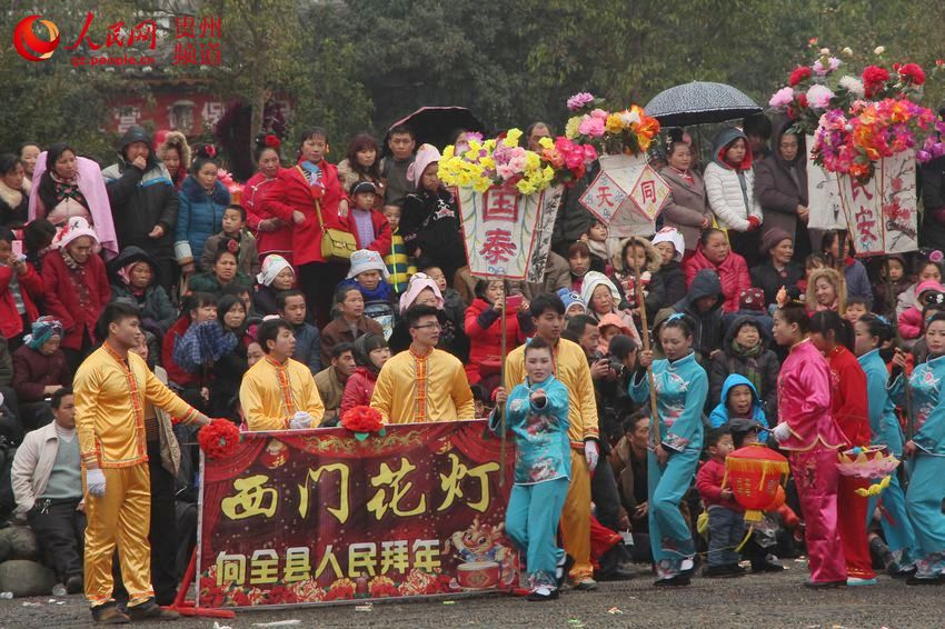 圖為該縣的花燈隊向全縣人民拜年