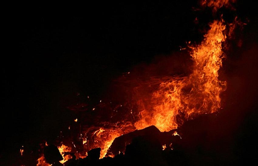 印度小城地下煤火燃烧99年毒气烟尘肆虐 地狱