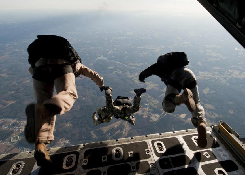 美国海豹突击队1名士兵跳伞训练时坠亡