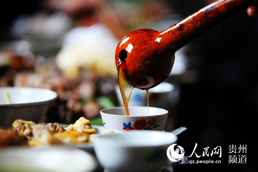 贵州省从江县加榜乡下尧村色香味俱全的煨酒。