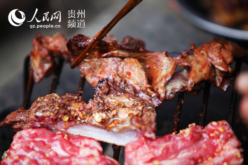 贵州省从江县加榜乡下尧村舌尖上的美食烤香猪。