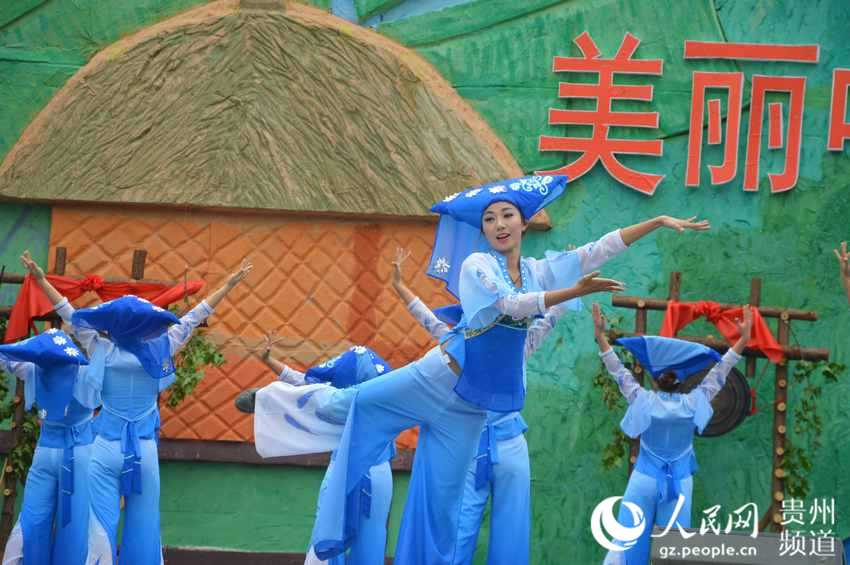 贵州望谟:两万余人盛装歌舞欢度三月三(高清